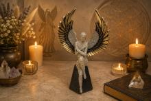 ÁNGEL SENTADO CON CUERPO PLATEADO EFECTO CRISTALITOS Y ALAS DORADAS SOBRE PEDESTAL NEGRO 26 X 13 CM. ÁNGEL SENTADO CON CUERPO PLATEADO EFECTO CRISTALITOS Y ALAS DORADAS SOBRE PEDESTAL NEGRO 26 X 13 CM.