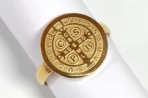 AMULETOS Y TALISMANES | ANILLO ACERO DORADO CRUZ DE SAN BENITO