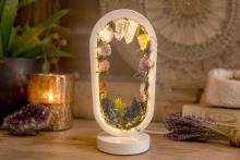 ARO DE LUZ OVALADO COLOR BLANCO CON INCRUTACIONES DE MINERALES Y TARAMITAS IRISADAS CON LUZ USB 22X14CM. ARO DE LUZ OVALADO COLOR BLANCO CON INCRUTACIONES DE MINERALES Y TARAMITAS IRISADAS CON LUZ USB 22X14CM.