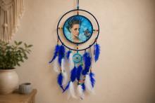 ATRAPASUEÑOS MUJER EMPODERADA JUNTO A LOBO EN TONOS AZULES 70 X 25 CM. ATRAPASUEÑOS MUJER EMPODERADA JUNTO A LOBO EN TONOS AZULES 70 X 25 CM.
