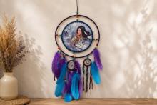 ATRAPASUEÑOS MUJER INDIA ACOMPAÑADA POR 2 LOBOS BLANCOS 70 X 25 CM. ATRAPASUEÑOS MUJER INDIA ACOMPAÑADA POR 2 LOBOS BLANCOS 70 X 25 CM.