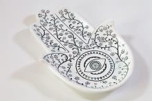 BANDEJA MANO DE FATIMA (25X17CM): PROTEGE TUS TESOROS Y LLENA TU HOGAR DE BUENA VIBRA BANDEJA MANO DE FATIMA (25X17CM): PROTEGE TUS TESOROS Y LLENA TU HOGAR DE BUENA VIBRA