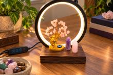 BASE CON ARO DE LUZ LED DE 20X22CM PARA ILUMINAR Y ENCENDER LA MAGIA DE TUS MINERALES, CUARZOS Y FIGURAS ESOTERICAS. BASE CON ARO DE LUZ LED DE 20X22CM PARA ILUMINAR Y ENCENDER LA MAGIA DE TUS MINERALES, CUARZOS Y FIGURAS ESOTERICAS.