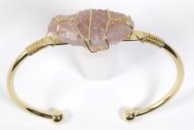 BRAZALETE ABIERTO METAL DORADO CON LEPIDOLITA EN BRUTO 6,5X6CM
BRAZALETE ABIERTO METAL DORADO CON LEPIDOLITA EN BRUTO 6,5X6CM