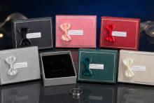 CAJITA DE REGALO CON LACITO, INTERIOR DE TERCIOPELO Y MENSAJE DE FELICITACION 7X9X2,8CM. CAJITA DE REGALO CON LACITO, INTERIOR DE TERCIOPELO Y MENSAJE DE FELICITACION 7X9X2,8CM.