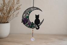 COLGANTE FENG SHUI GATO SOBRE LUNA FLOREADA COLOR NEGRO CON PRISMA 40 CM. COLGANTE FENG SHUI GATO SOBRE LUNA FLOREADA COLOR NEGRO CON PRISMA 40 CM.