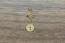 COLGANTE PLATA DOBLE PROTECCIÓN CON SAN BENITO DORADO 2,5CM (NUDO DE BRUJAS 1CM Y MEDALLA SAN BENITO DOBLE CARA 0,9CM) COLGANTE PLATA DOBLE PROTECCIÓN CON SAN BENITO DORADO 2,5CM (NUDO DE BRUJAS 1CM Y MEDALLA SAN BENITO DOBLE CARA 0,9CM)