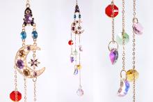 COLGANTE PRISMA FENG SHUI CON LUNA, BOLITAS MULTICOLOR Y BRILLANTITOS 33CM COLGANTE PRISMA FENG SHUI CON LUNA, BOLITAS MULTICOLOR Y BRILLANTITOS 33CM