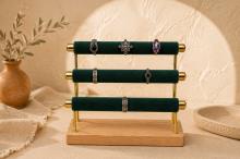 EXPOSITOR PARA ANILLOS TRIPLE CON TERCIOPELO VERDE, BORDES DORADOS Y BASE DE MADERA 12X21 CM. EXPOSITOR PARA ANILLOS TRIPLE CON TERCIOPELO VERDE, BORDES DORADOS Y BASE DE MADERA 12X21 CM.