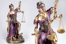 FIGURA DIOSA JUSTICIA SENTADA SOBRE BOLA DEL MUNDO COLOR DORADO Y LILA 28 CM RESINA FIGURA DIOSA JUSTICIA SENTADA SOBRE BOLA DEL MUNDO COLOR DORADO Y LILA 28 CM RESINA