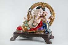 FIGURA GANESHA MULTICOLOR RECOSTADA SOBRE DIVAN 15X17CM FIGURA GANESHA MULTICOLOR RECOSTADA SOBRE DIVAN 15X17CM