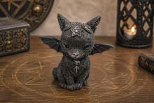 FIGURA GATITO CON ALAS, PENTAGRAMA GRABADO EN LA FRENTE Y COLGANTE DE CALAVERA COLOR NEGRO 9 X 9 CM. FIGURA GATITO CON ALAS, PENTAGRAMA GRABADO EN LA FRENTE Y COLGANTE DE CALAVERA COLOR NEGRO 9 X 9 CM.