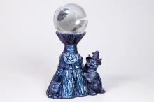 FIGURA GATITO CON SOMBRERO DE BRUJA Y GRAN ESCOBA BASE ESPECIAL PARA BOLA DE CRISTAL O MINERAL 9X8 CM. FIGURA GATITO CON SOMBRERO DE BRUJA Y GRAN ESCOBA BASE ESPECIAL PARA BOLA DE CRISTAL O MINERAL 9X8 CM.