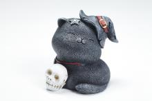 FIGURA GATITO NEGRO ROLLIZO ADORABLE CON SOMBRERO DE BRUJA, CALAVERA Y PENTAGRAMA 7 X 6 CM. FIGURA GATITO NEGRO ROLLIZO ADORABLE CON SOMBRERO DE BRUJA, CALAVERA Y PENTAGRAMA 7 X 6 CM.