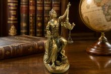 FIGURA RESINA DIOSA JUSTICIA COLOR DORADO 23X10CM. FIGURA RESINA DIOSA JUSTICIA COLOR DORADO 23X10CM.