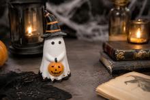 FIGURA RESINA FANTASMA ADORABLE CON SOMBRERO DE BRUJA Y CALABAZA 20X11CM. FIGURA RESINA FANTASMA ADORABLE CON SOMBRERO DE BRUJA Y CALABAZA 20X11CM.