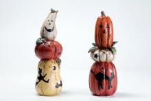 FIGURA TOTEM DE 3 CALABAZAS DE LA SUERTE CON DISEÑOS DE BRUJAS Y GATOS 19,5X7,5X8CM FIGURA TOTEM DE 3 CALABAZAS DE LA SUERTE CON DISEÑOS DE BRUJAS Y GATOS 19,5X7,5X8CM
