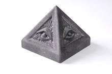 PIRAMIDE SHUNGITA CON OJO GRABADO 5X5 CM. PIRAMIDE SHUNGITA CON OJO GRABADO 5X5 CM.