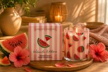 VELA AROMÁTICA DE SOJA SANDÍA E HIBISCO EN VASO DE CRISTAL CON CAJA DECORADA 9X8CM VELA AROMÁTICA DE SOJA SANDÍA E HIBISCO EN VASO DE CRISTAL CON CAJA DECORADA 9X8CM