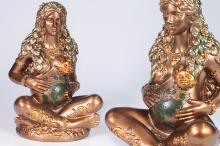 FIGURA MADRE TIERRA SENTADA DORADO, AZUL Y VERDE 18 CM RESINA FIGURA MADRE TIERRA SENTADA DORADO, AZUL Y VERDE 18 CM RESINA