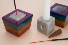 INCENSARIO VARILLA Y CONO Y PORTAVELAS CUADRADO COLORES 7 CHAKRAS 5,5X4CM INCENSARIO VARILLA Y CONO Y PORTAVELAS CUADRADO COLORES 7 CHAKRAS 5,5X4CM